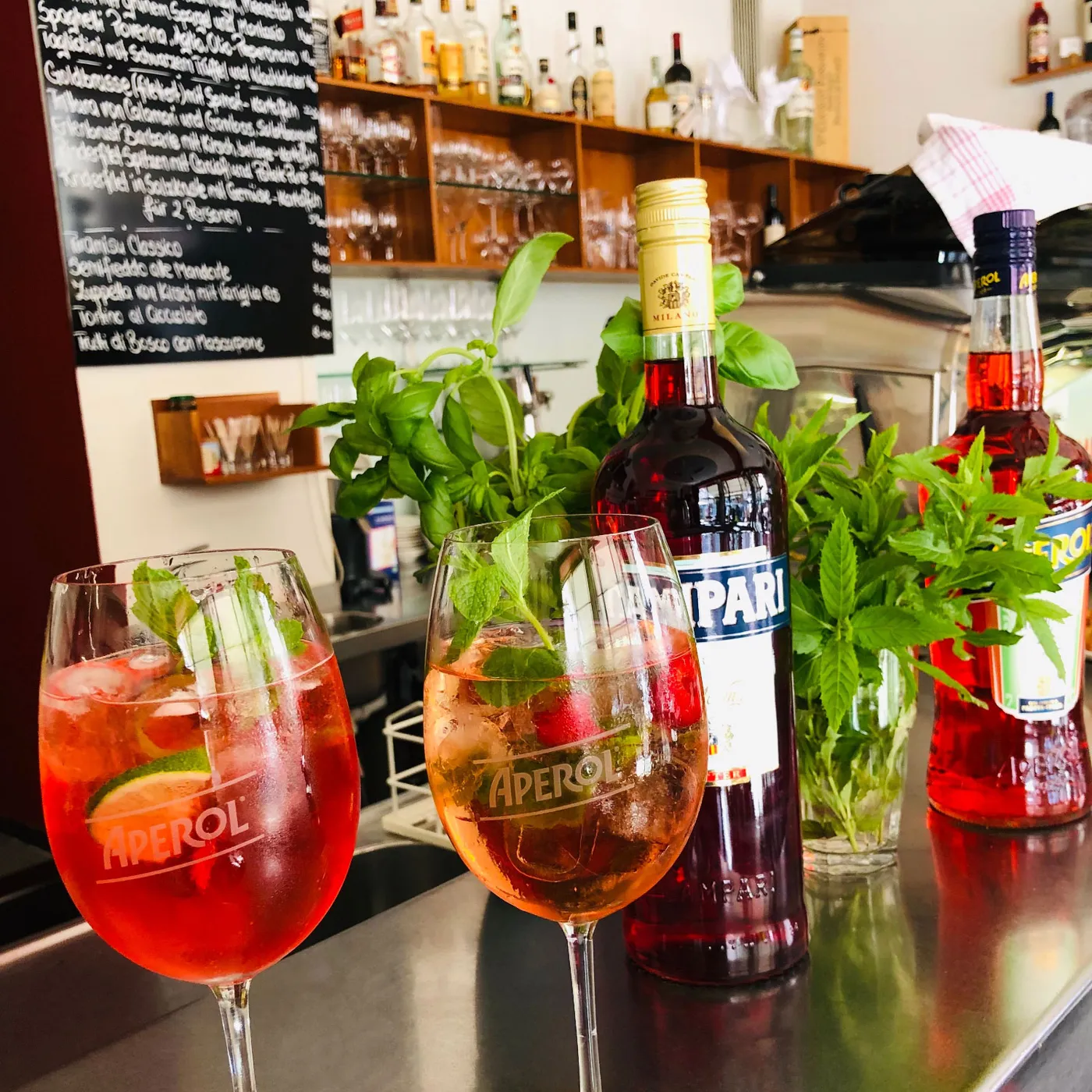 Aperitivi auf dem Tresen der Bar dell’Osteria